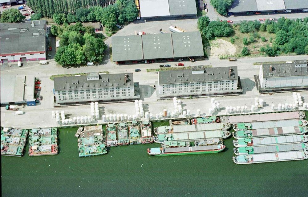 Luftbild Berlin - Spandau - GASAG-Verladehafen an der Havel