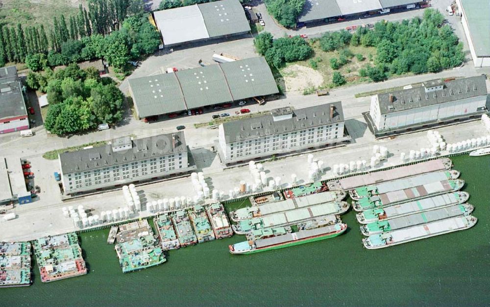 Luftaufnahme Berlin - Spandau - GASAG-Verladehafen an der Havel