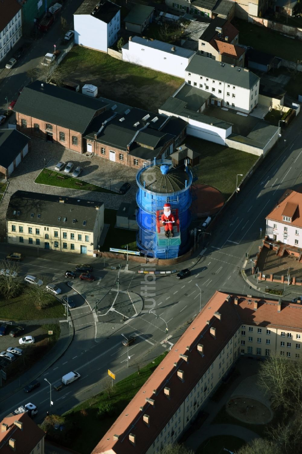 Bernau aus der Vogelperspektive: Gasometer- Hoch- Speicherbehälter an der Heinersdorfer Straße in Bernau im Bundesland Brandenburg