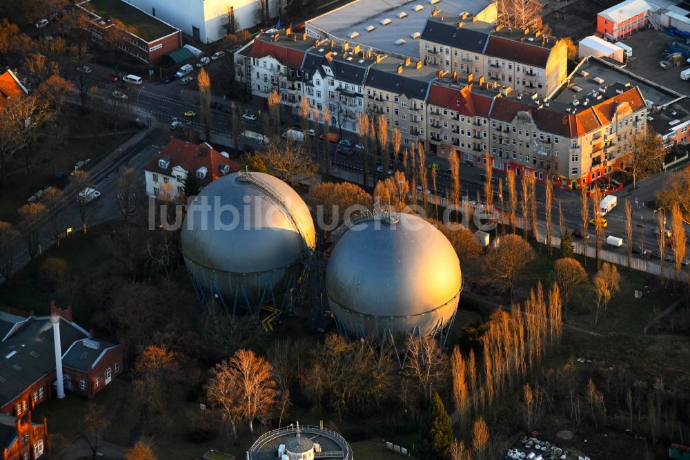 Berlin aus der Vogelperspektive: Gasometer- Hoch- Speicherbehälter - Kugelgasbehälter an der Lankwitzer Straße im Ortsteil Mariendorf in Berlin, Deutschland