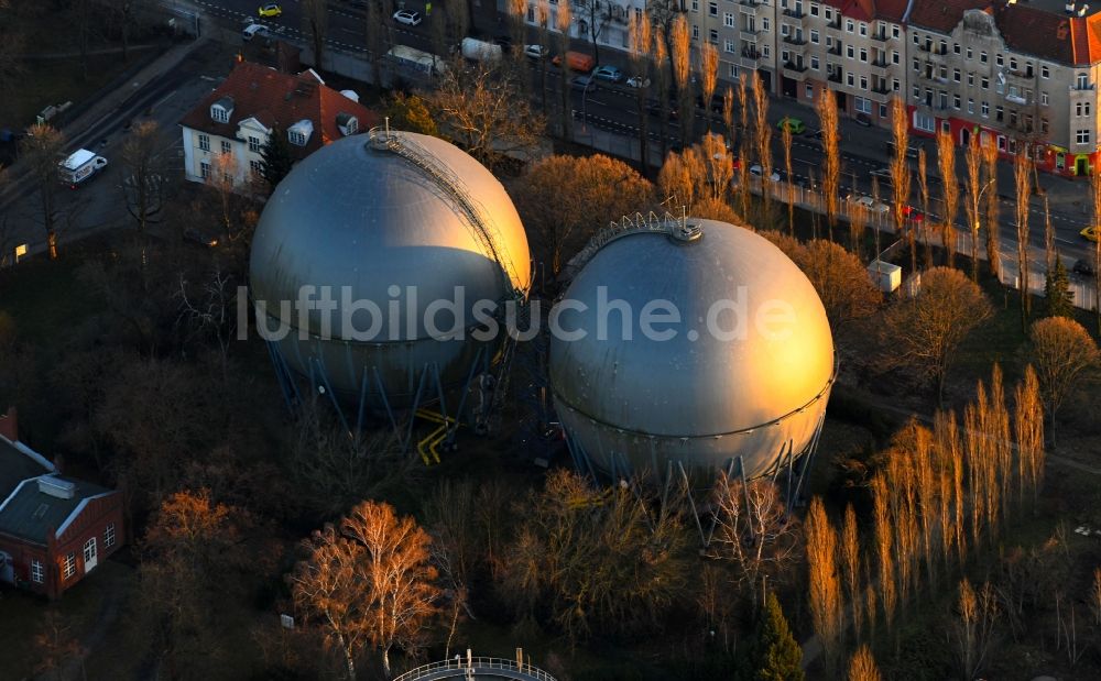 Luftbild Berlin - Gasometer- Hoch- Speicherbehälter - Kugelgasbehälter an der Lankwitzer Straße im Ortsteil Mariendorf in Berlin, Deutschland