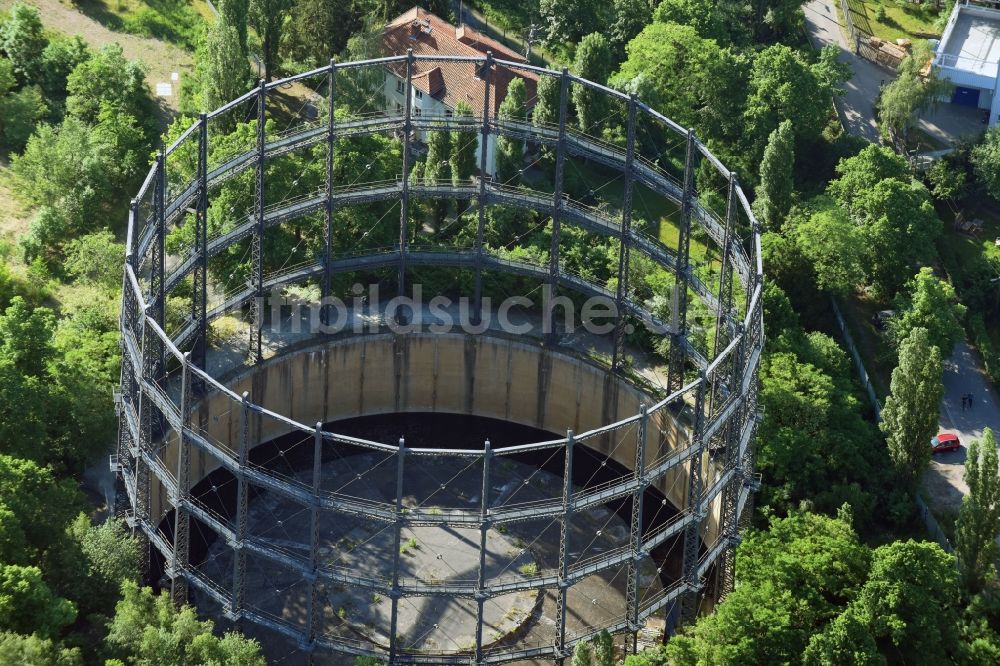 Luftaufnahme Berlin - Gasometer- Hoch- Speicherbehälter an der Lankwitzer Straße im Ortsteil Bezirk Tempelhof-Schöneberg in Berlin, Deutschland