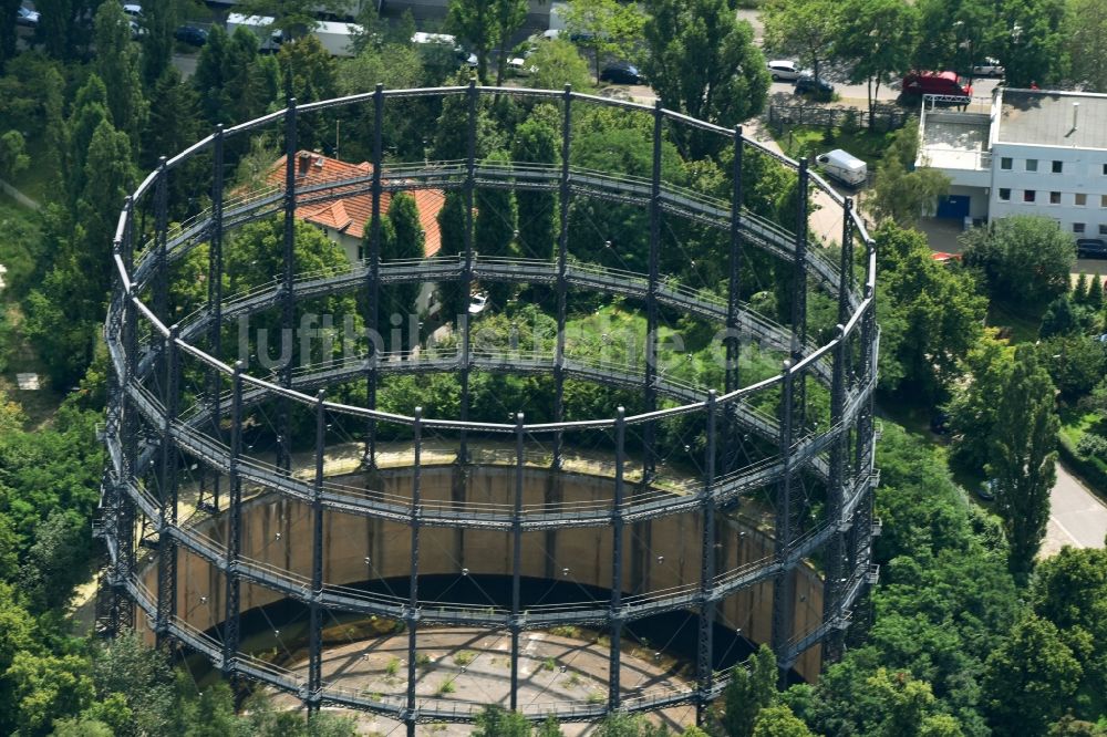 Luftaufnahme Berlin - Gasometer- Hoch- Speicherbehälter am Mariendorfer Hafenweg im Ortsteil Tempelhof-Schöneberg in Berlin, Deutschland