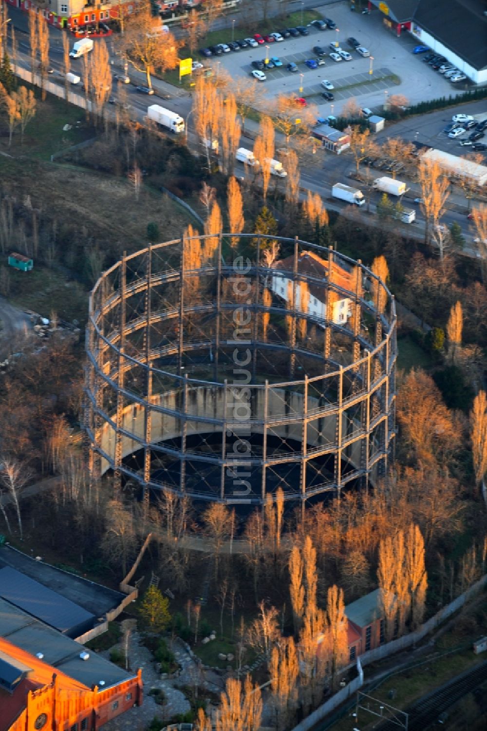 Berlin von oben - Gasometer- Hoch- Speicherbehälter am Mariendorfer Hafenweg im Ortsteil Tempelhof-Schöneberg in Berlin, Deutschland