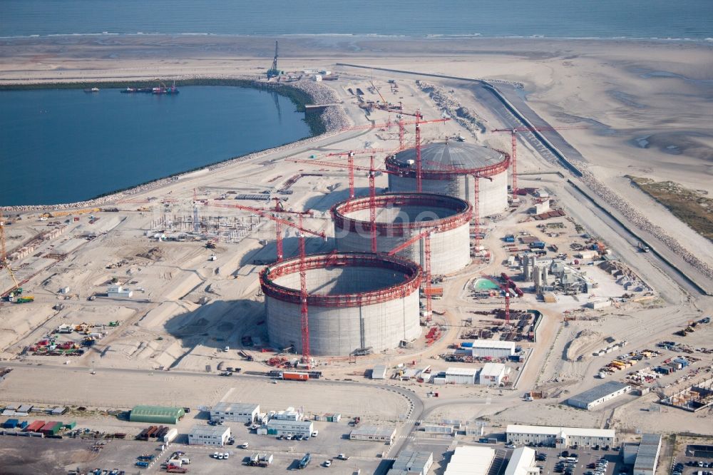 Loon-Plage von oben - Gasometer- Hoch- Speicherbehälter am Terminal Méthanier de Dunkerque in Loon-Plage in Hauts-de-France, Frankreich