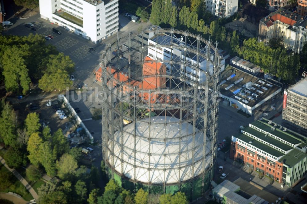 Luftaufnahme Berlin - Gasometer Schöneberg am EUREF-Campus an der Torgauer Straße in Berlin