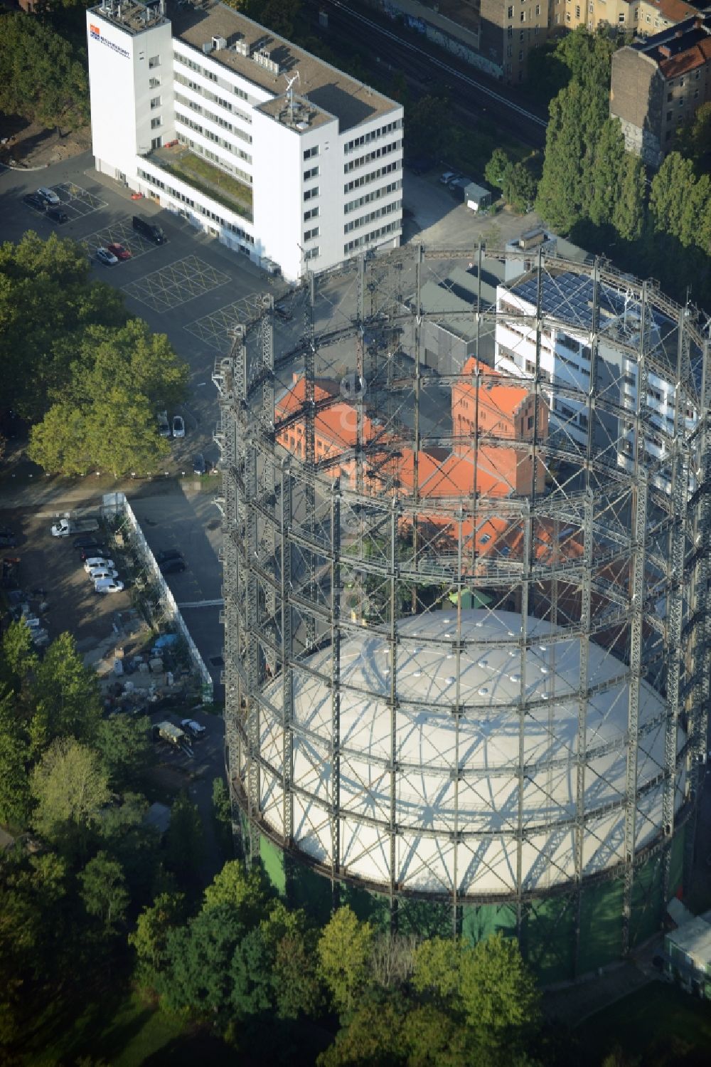 Berlin von oben - Gasometer Schöneberg am EUREF-Campus an der Torgauer Straße in Berlin