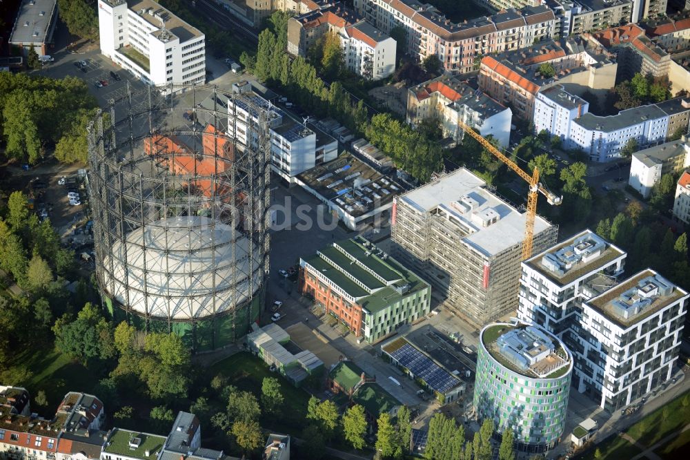 Berlin aus der Vogelperspektive: Gasometer Schöneberg am EUREF-Campus an der Torgauer Straße in Berlin