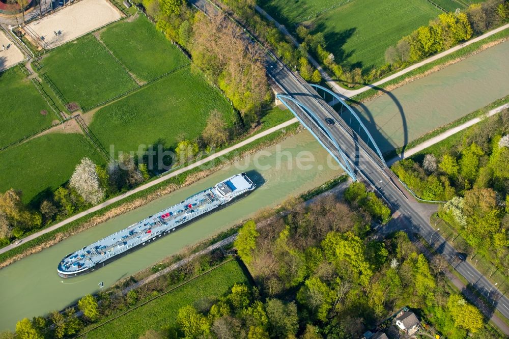 Hamm von oben - Gastankschiff auf dem Datteln-Hamm-Kanal bei der Bogenstahlbrücke mit der Ostwennemarstraße in Hamm im Bundesland Nordrhein-Westfalen