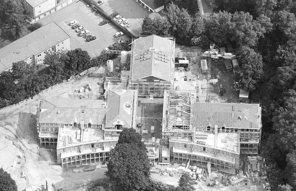 Berlin - Wilmersdorf aus der Vogelperspektive: Gasthaus- und Hotelneubau am Hundekehlesee im Grunewald in Berlin-Wilmersdorf.