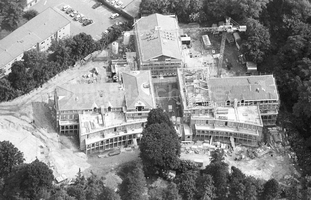 Luftbild Berlin - Wilmersdorf - Gasthaus- und Hotelneubau am Hundekehlesee im Grunewald in Berlin-Wilmersdorf.