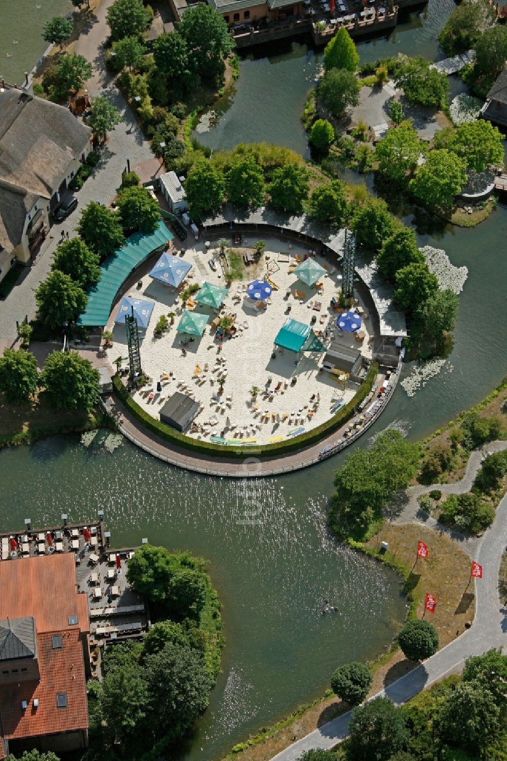 Luftbild Oberhausen - Gastronomiebereich mit Freiluftgaststätte und Strandbar auf dem Gelände der Brauhaus Zeche Jacobi in Oberhausen im Bundesland Nordrhein-Westfalen