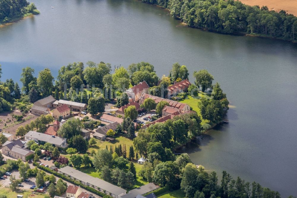 Werder (Havel) von oben - Gebäudekomplex der Hotelanlage ...