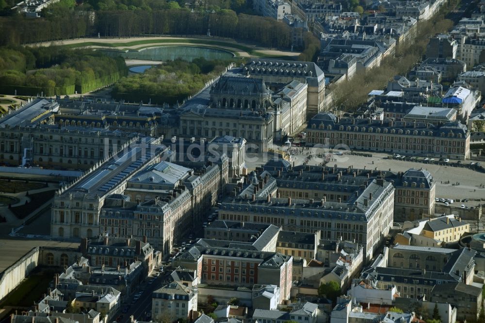 Versailles aus der Vogelperspektive: Gebäudekomplex im Schloßpark von