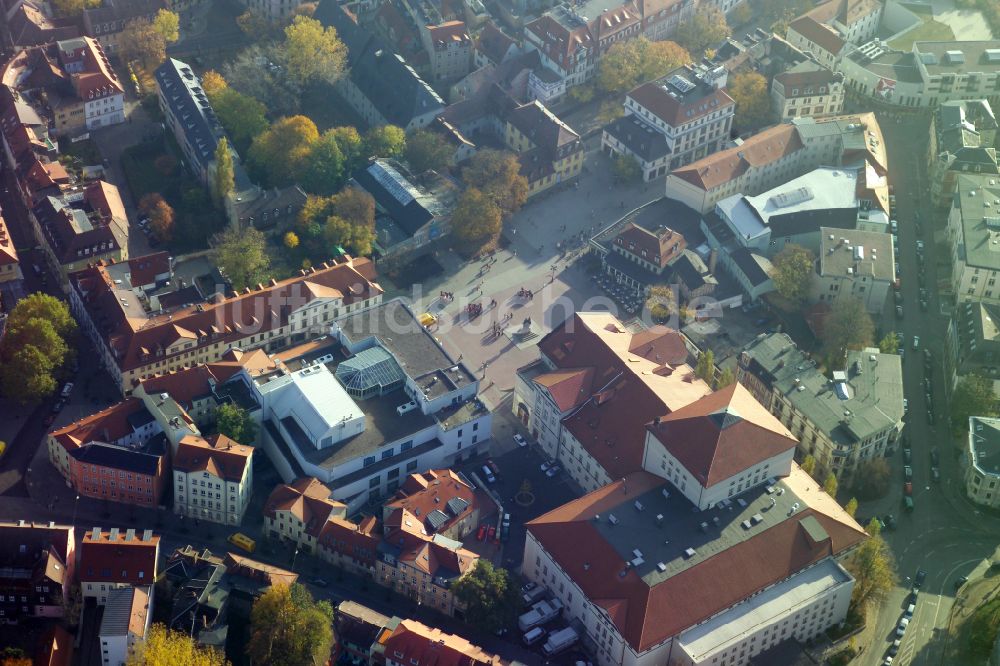 Weimar aus der Vogelperspektive: Gebaude des Konzerthauses und Theater- Schauspielhauses in Weimar im Bundesland Thüringen, Deutschland