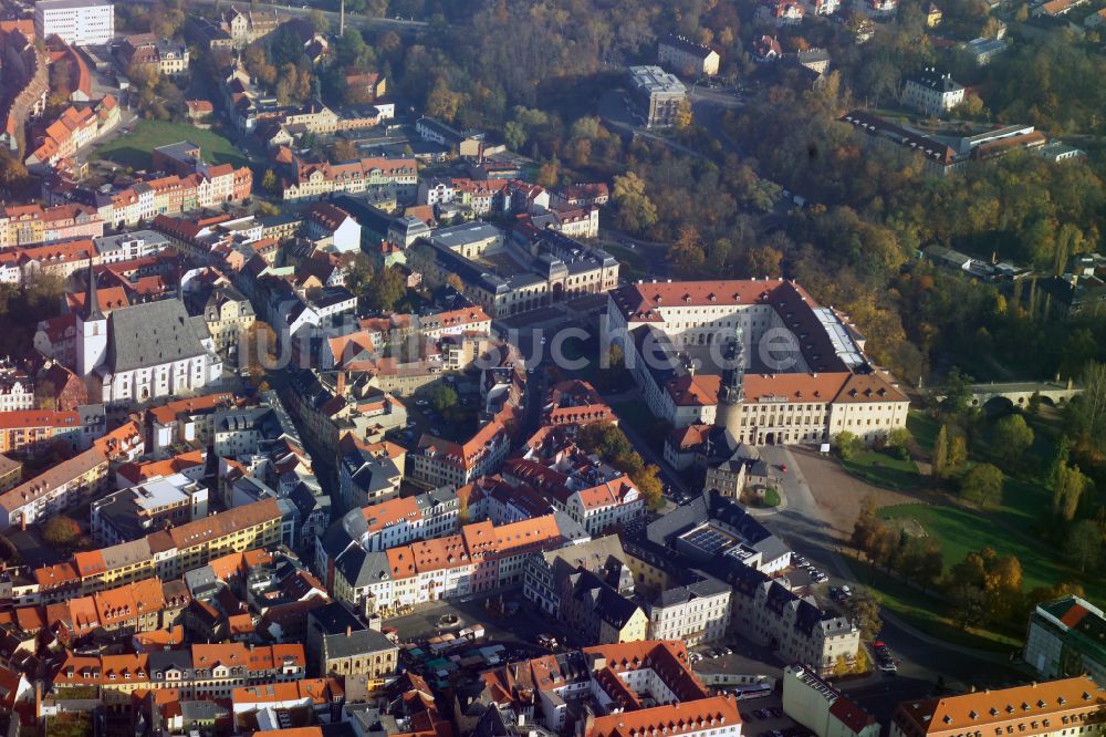 Weimar aus der Vogelperspektive: Gebaude des Konzerthauses und Theater- Schauspielhauses in Weimar im Bundesland Thüringen, Deutschland