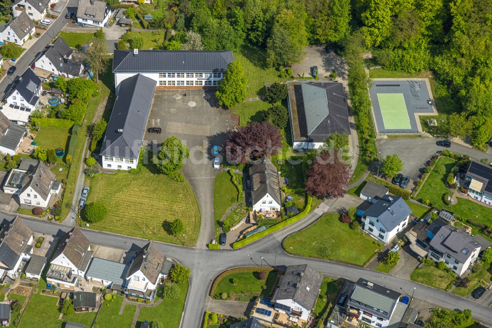 Luftbild Ostwig - Gebaude der Sporthalle und Spielplatz der Anne-Frank-Schule in der Mallinckrodtstraße in Ostwig im Bundesland Nordrhein-Westfalen, Deutschland