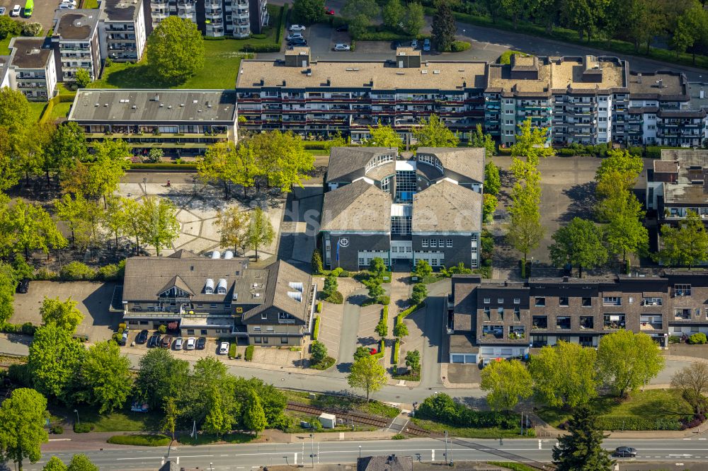Luftaufnahme Olsberg - Gebaude der Stadtverwaltung - Rathaus in Olsberg im Bundesland Nordrhein-Westfalen, Deutschland