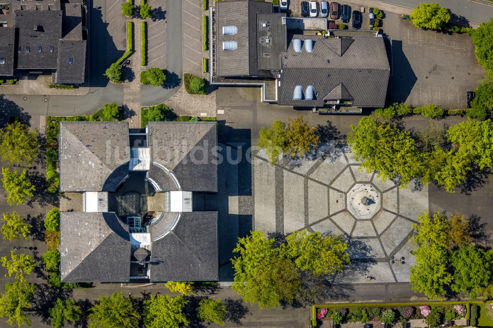 Olsberg von oben - Gebaude der Stadtverwaltung - Rathaus in Olsberg im Bundesland Nordrhein-Westfalen, Deutschland