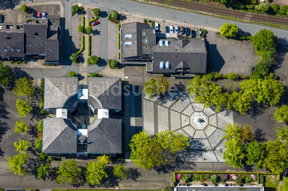 Olsberg aus der Vogelperspektive: Gebaude der Stadtverwaltung - Rathaus in Olsberg im Bundesland Nordrhein-Westfalen, Deutschland