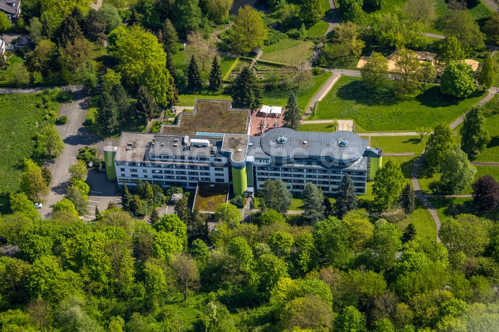 Luftaufnahme Brilon - Gebaudekomplex der Hotelanlage Hotel am Kurpark am Hellehohlweg in Brilon im Bundesland Nordrhein-Westfalen, Deutschland