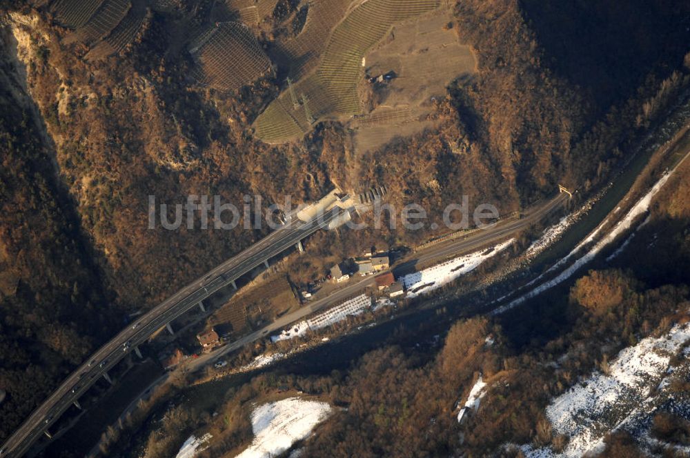 Santa Trinità von oben - Gebiet auf die Brennerautobahn E45 / A22 (Autostrada del Brennero) im Gebiet Santa Trinitàs in Italien