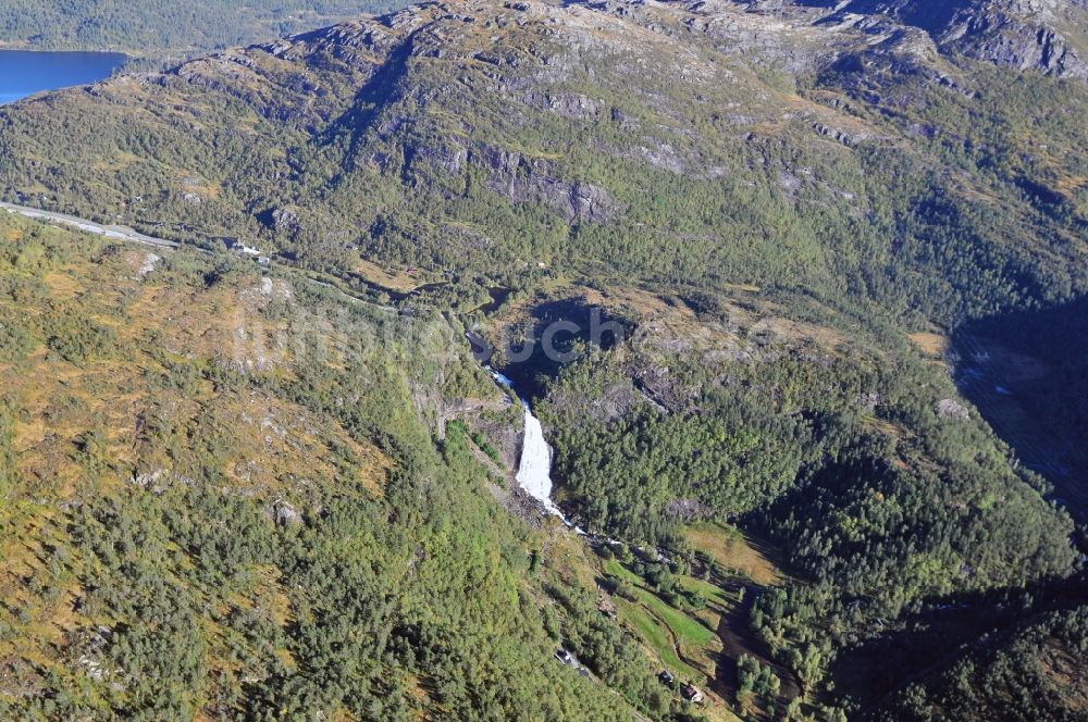 Luftaufnahme Tysse - Gebirgeteil der Fjord- Landschaft bei Tysse in Hordaland in Norwegen