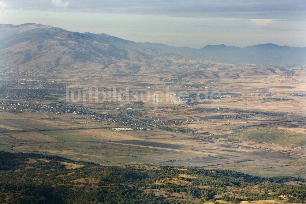 Luftaufnahme Skopje - Gebirgslandschaft beim Anflug auf den Flughafen Skopje Alexander The Great in Mazedonien