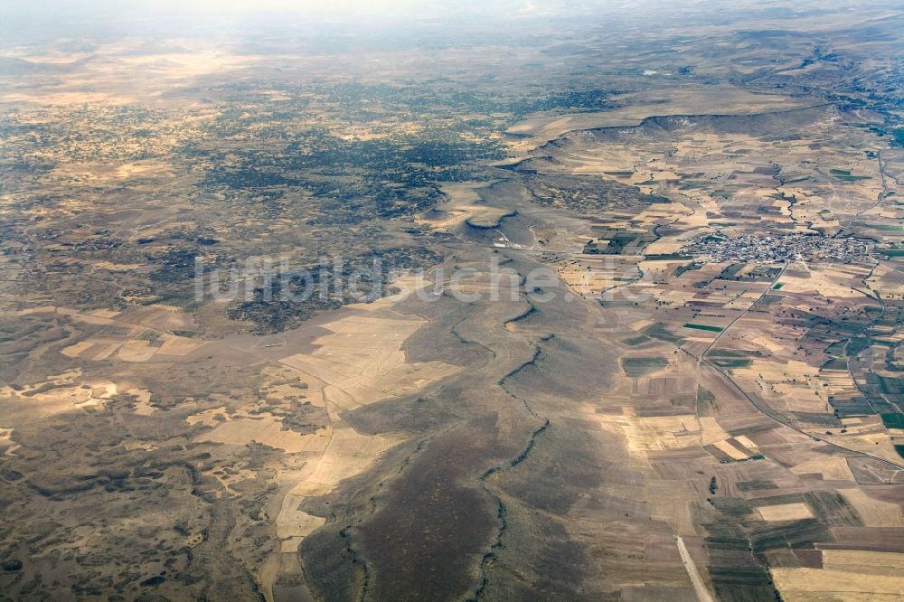 Luftbild Serflikochisar - Gebirgslandschaft und ein Dorf im zentralanatolischen Bergland bei Serflikochisar in der Provinz / Il Ankara in der Türkei / Türkiye