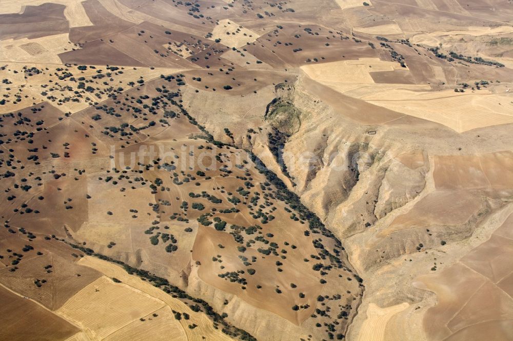 Serflikochisar aus der Vogelperspektive: Gebirgslandschaft im zentralanatolischen Bergland bei Serflikochisar in der Provinz / Il Ankara in der Türkei / Türkiye