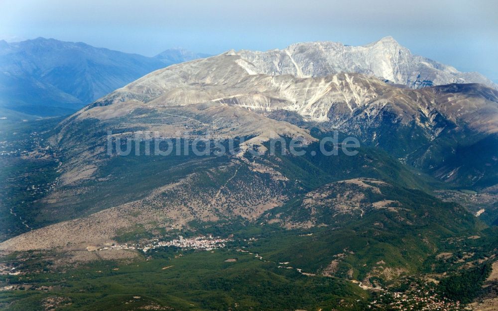 Tsepelovo von oben - Gebirgsmassiv im Pindus Nationalpark in Tsepelovo in Griechenland