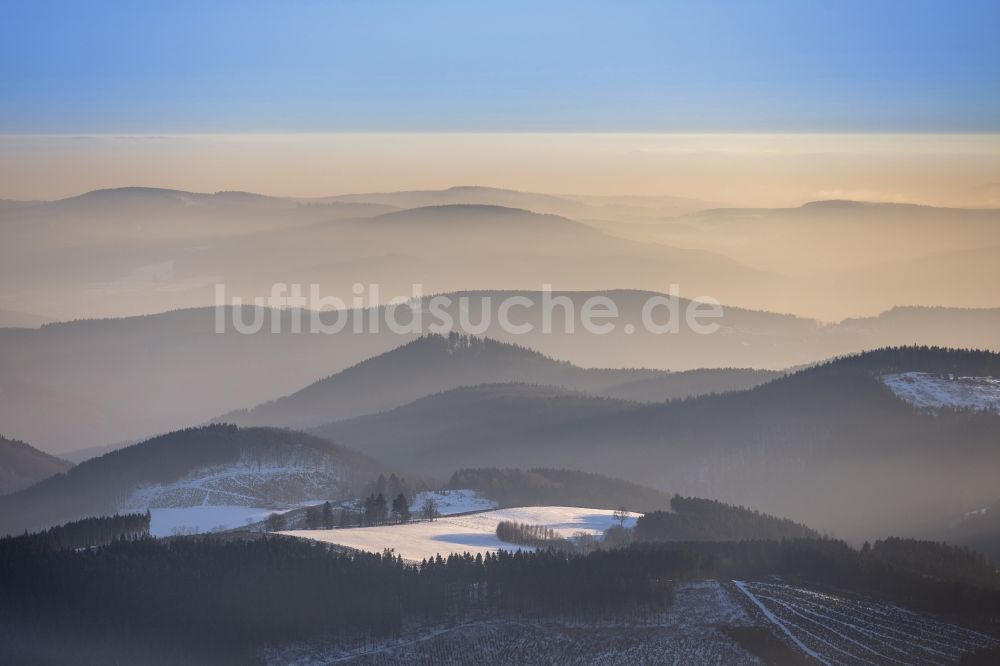 Luftaufnahme Iserlohn - Gebirgsrelieflandschaft über dem Gebirge bei Iserlohn im Bundesland Hessen