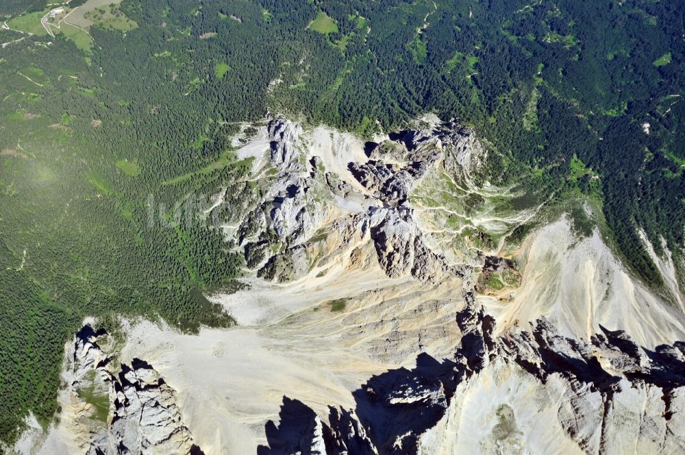 Luftaufnahme Deutschnofen - Gebirgsstock Latemar bei Deutschnofen in der Provinz Bozen in Südtirol in Italien