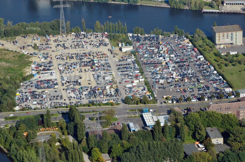 Berlin aus der Vogelperspektive: Gebrauchtwagenhandels- Lager am Automarkt Köpenicker Landstraße / Schnellerstraße in Berlin - Schöneweide