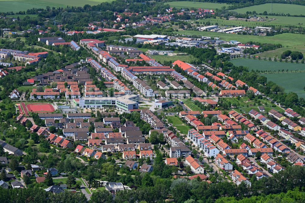 Luftaufnahme Hönow - Gebrüder-Grimm-Grundschule und OTZ Ortsteilzentrum in Hönow im Bundesland Brandenburg, Deutschland
