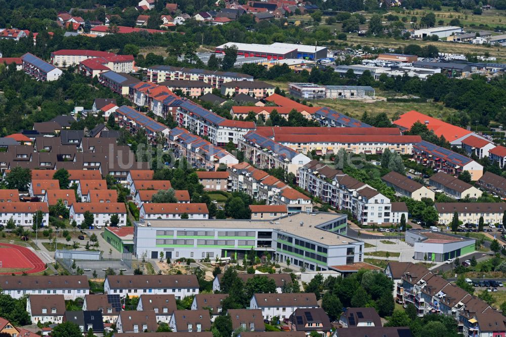 Hönow von oben - Gebrüder-Grimm-Grundschule und OTZ Ortsteilzentrum in Hönow im Bundesland Brandenburg, Deutschland