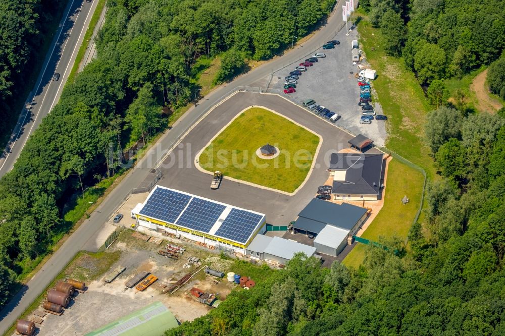 Luftaufnahme Warstein - Gebäude und Abstellfläche für Automobile der Firma Gross Autoservice GmbH in Warstein im Bundesland Nordrhein-Westfalen