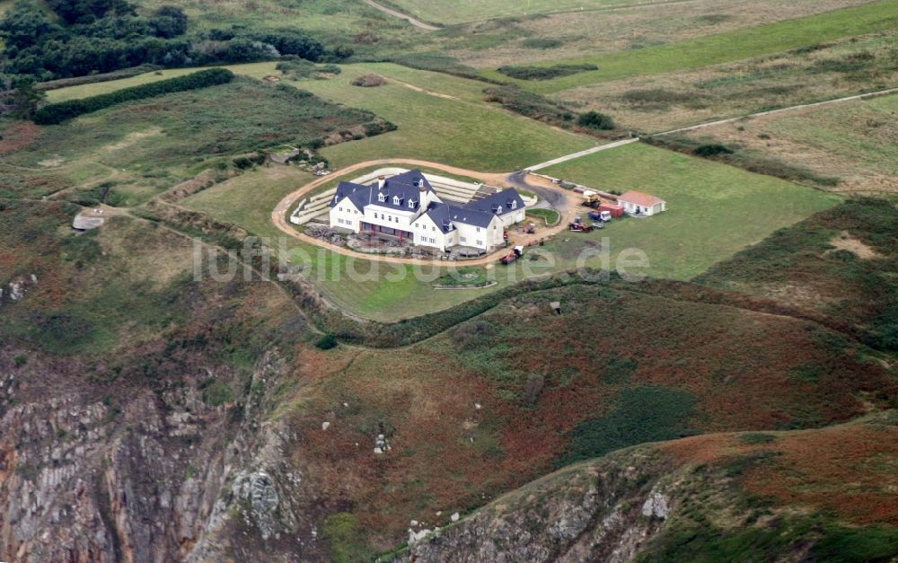 Aldernay von oben - Gebäude in Aldernay in Aurigny, Guernsey