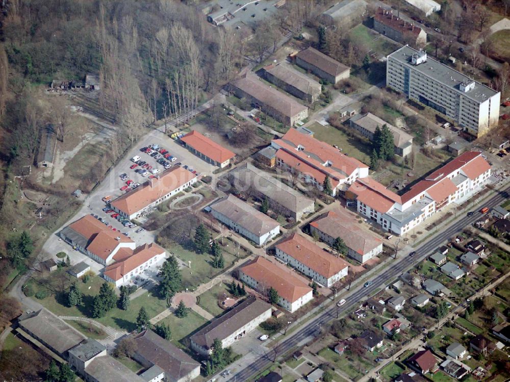 Berlin von oben - Gebäude des Altersheim - Seniorenresidenz Die Albert Schweitzer Stiftung - Wohnen & Betreuen in Berlin, Deutschland