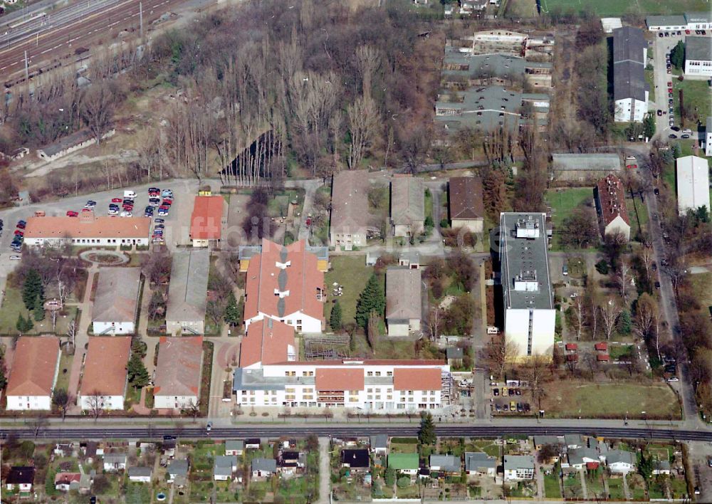 Luftbild Berlin - Gebäude des Altersheim - Seniorenresidenz Die Albert Schweitzer Stiftung - Wohnen & Betreuen in Berlin, Deutschland