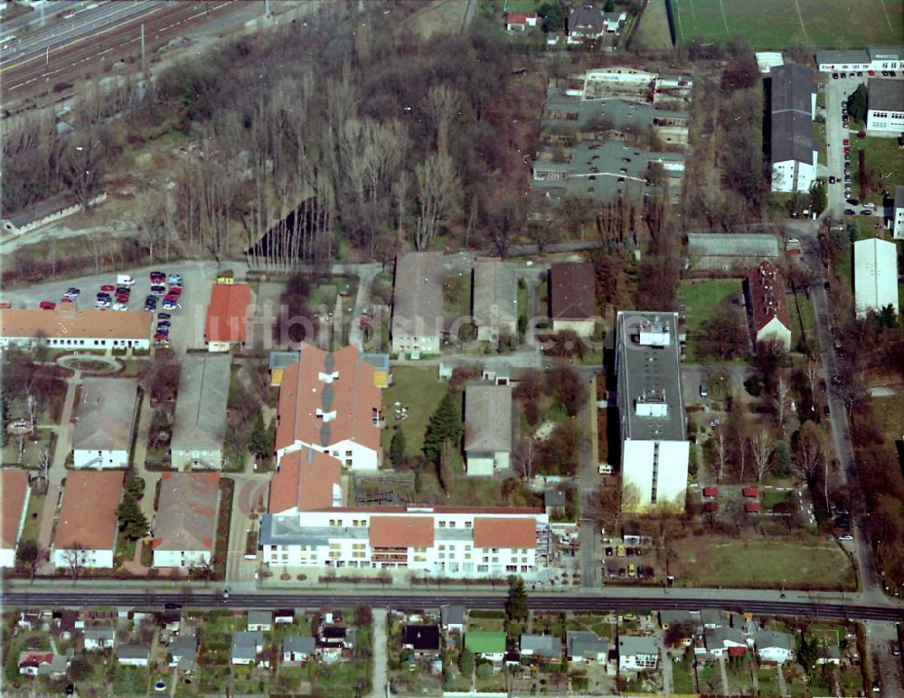 Berlin von oben - Gebäude des Altersheim - Seniorenresidenz Die Albert Schweitzer Stiftung - Wohnen & Betreuen in Berlin, Deutschland