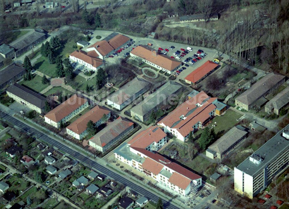 Berlin aus der Vogelperspektive: Gebäude des Altersheim - Seniorenresidenz Die Albert Schweitzer Stiftung - Wohnen & Betreuen in Berlin, Deutschland