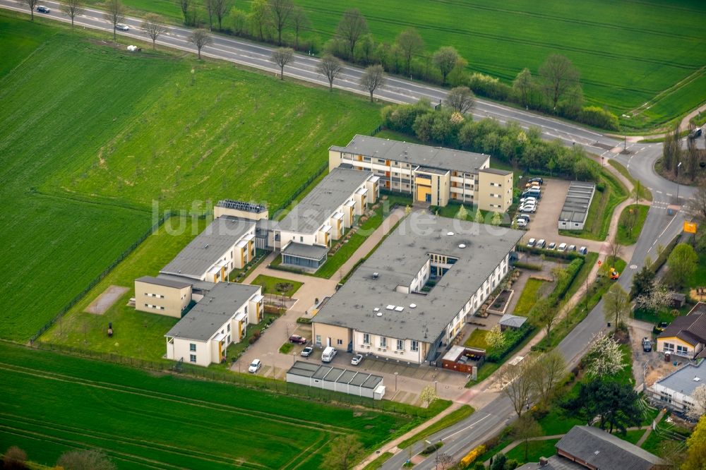 Kamen von oben - Gebäude des Altersheim - Seniorenresidenz Altenzentrum Peter und Paul am Pastoratsfeld in Kamen im Bundesland Nordrhein-Westfalen, Deutschland