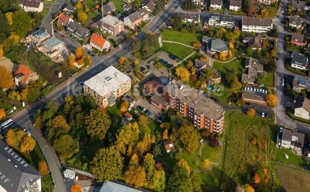 Luftbild Hamm - Gebäude des Altersheim - Seniorenresidenz Amalie-Sieveking-Haus und Wohn- und Baugebiet am Alten Uentroper Weg im herbstlichen Hamm im Bundesland Nordrhein-Westfalen