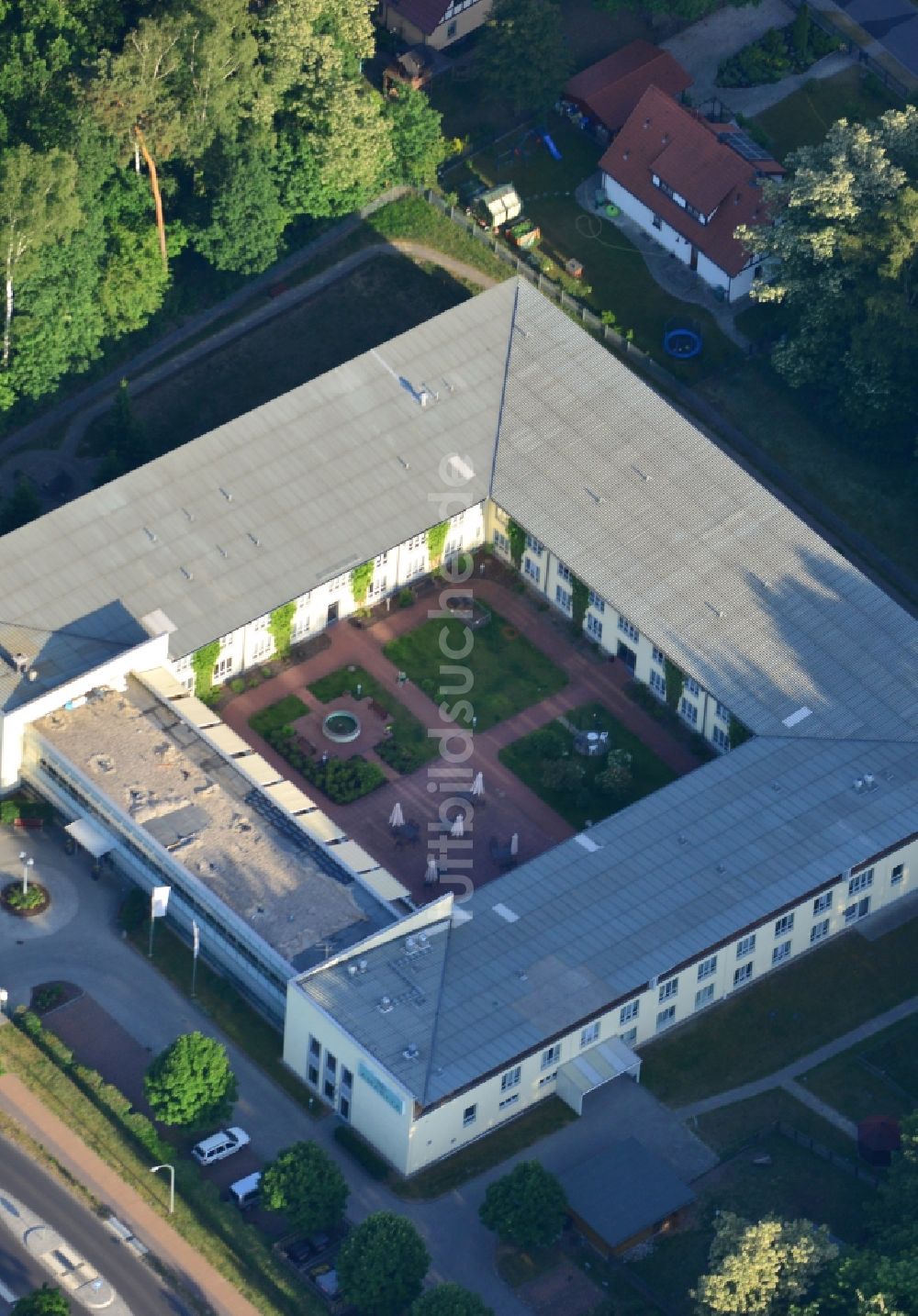 Hohen Neuendorf aus der Vogelperspektive: Gebäude des Altersheim - Seniorenresidenz der AMARITA Hohen Neuendorf GmbH in Hohen Neuendorf im Bundesland Brandenburg