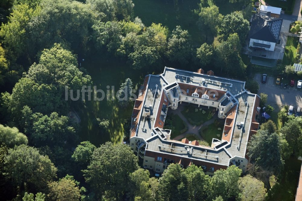 Berlin von oben - Gebäude des Altersheim - Seniorenresidenz der Avila Wohnpark St. Paulus Alt-Lankwitz in Berlin