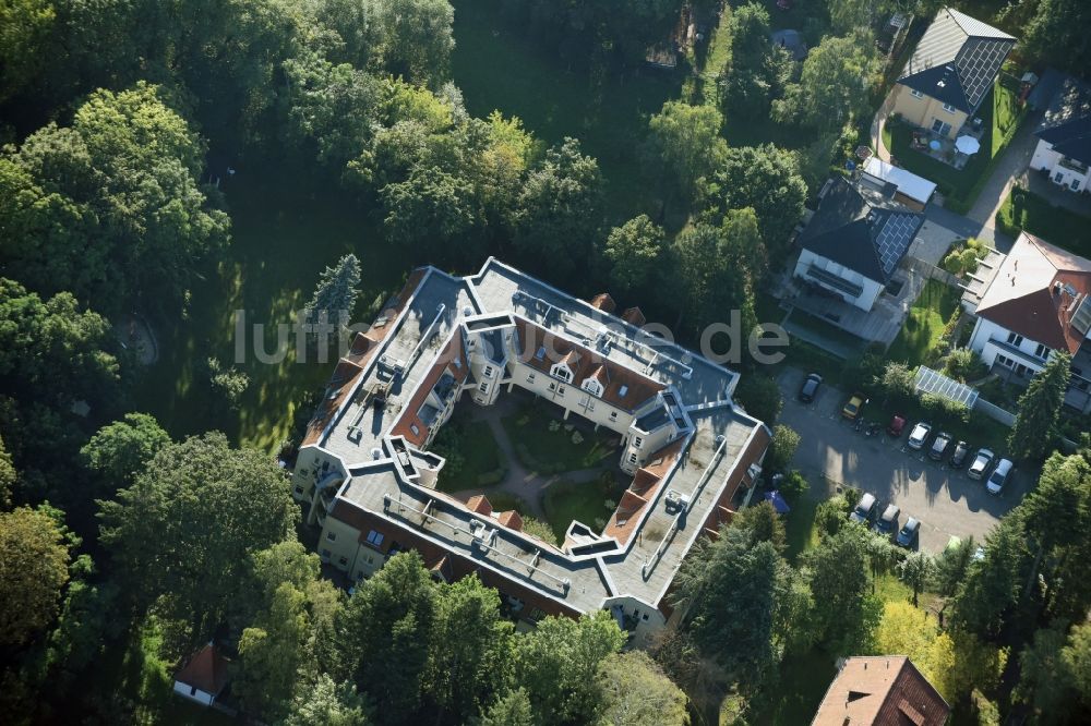 Berlin aus der Vogelperspektive: Gebäude des Altersheim - Seniorenresidenz der Avila Wohnpark St. Paulus Alt-Lankwitz in Berlin