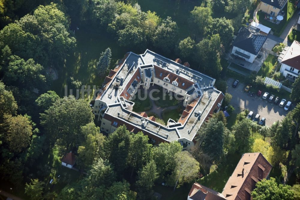 Luftbild Berlin - Gebäude des Altersheim - Seniorenresidenz der Avila Wohnpark St. Paulus Alt-Lankwitz in Berlin