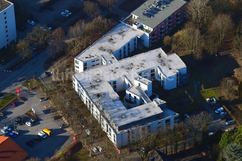 Luftbild Hamburg - Gebäude des Altersheim - Seniorenresidenz der Bischof-Kettler-Haus im Ortsteil Schnelsen in Hamburg, Deutschland