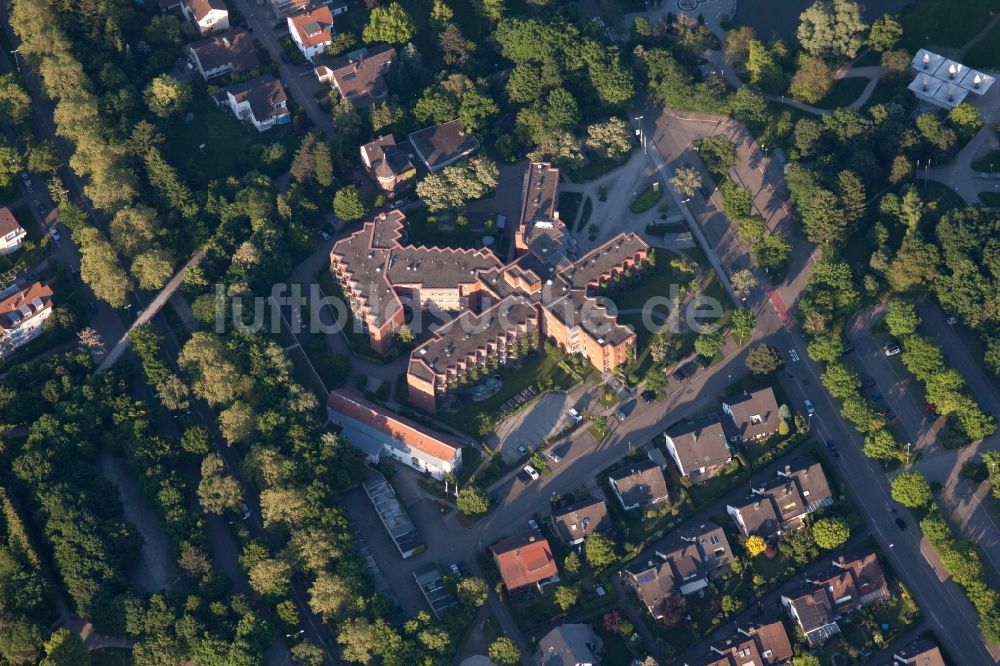 Ettlingen von oben - Gebäude des Altersheim - Seniorenresidenz der Caritas-Altenpflegeheim Albert-Stehlin-Haus in Ettlingen im Bundesland Baden-Württemberg